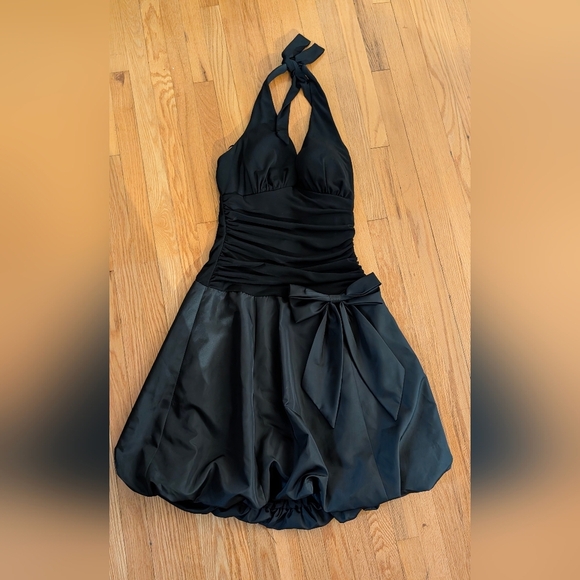 Elegant Black Halter Dress with Bow - Picture 1 of 4